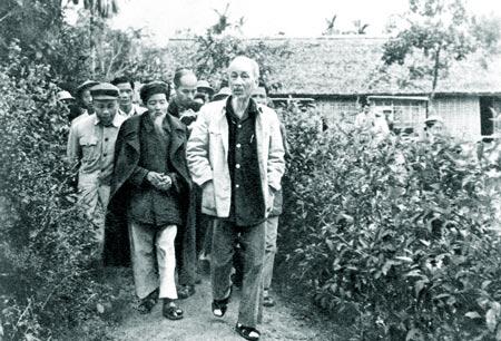 Quê hương còn lỗi hẹn với Người