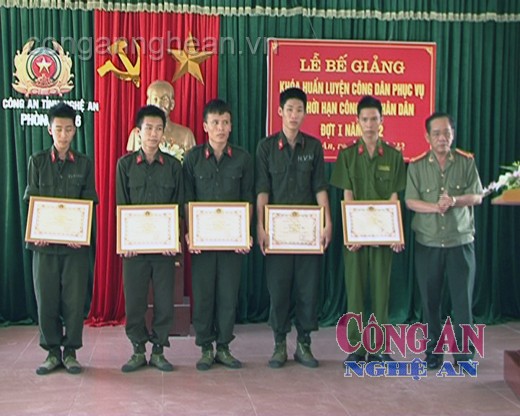 Bế giảng lớp huấn luyện công dân phục vụ có thời hạn đợt 1 năm 2012