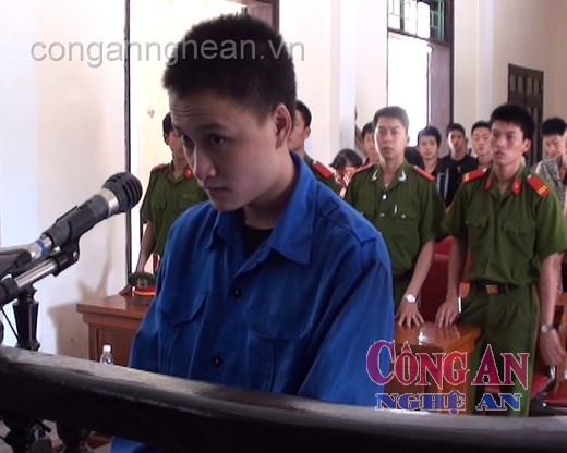 Video: Nhận án 10 năm tù, kẻ giết người vẫn 'cơng cơng'