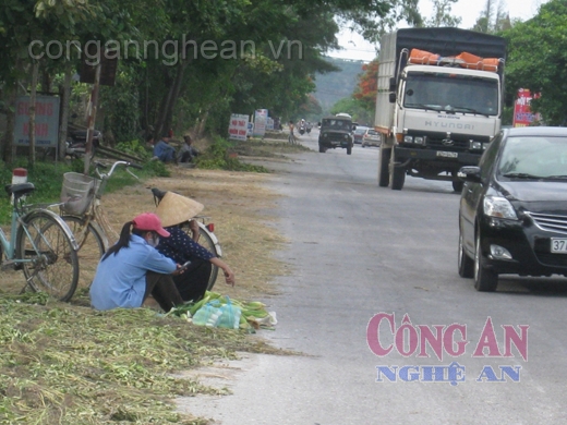 Nguy hiểm từ việc bán hàng rong trên các tuyến quốc lộ