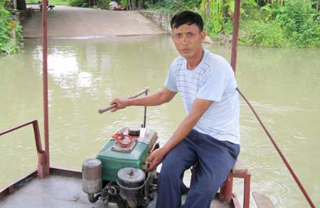 Lão nông 4 năm chèo đò đưa trẻ đi học