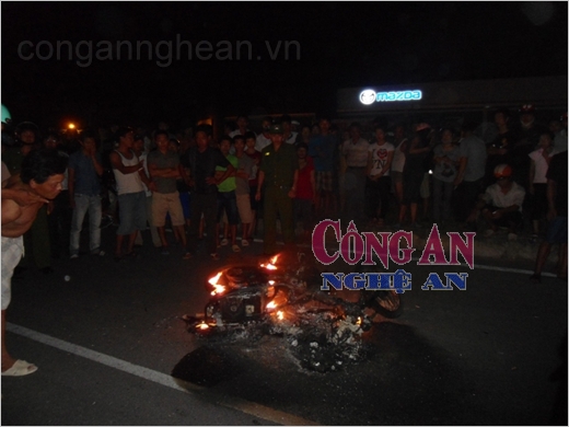 'Cẩu tặc' bị đánh bất tỉnh, đốt trụi xe