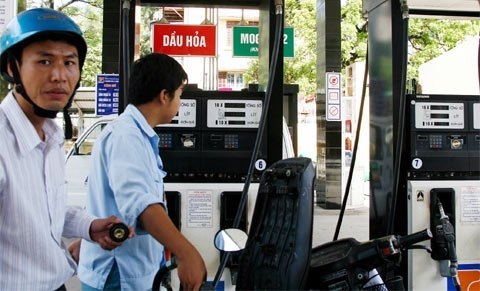 Bất ngờ giảm giá xăng 700đ/lít