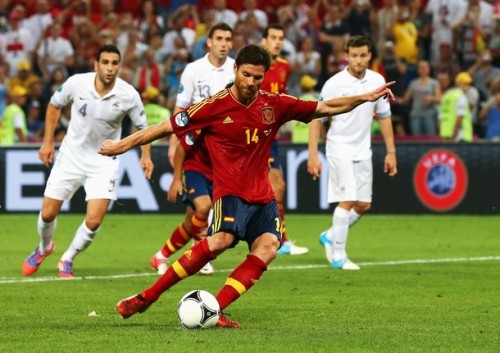 'Bò tót' Alonso tiễn 'gà trống' Pháp về nước