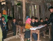 Hoàn thành lớp học xoá mù chữ cho bà con Đan Lai