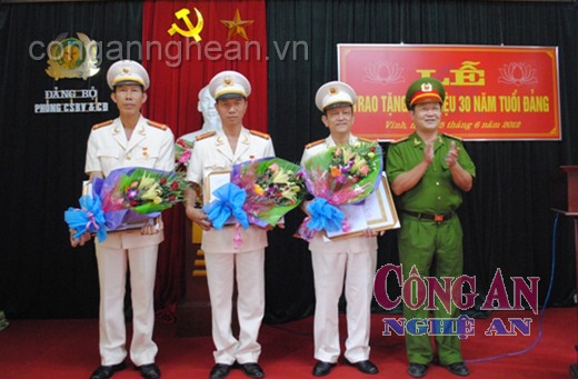 Trao Huy hiệu 30 năm tuổi Đảng cho đảng viên
