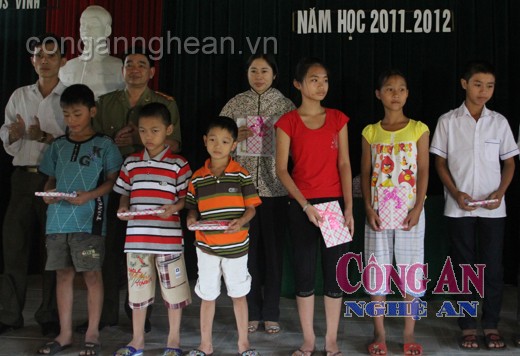 Tặng quà cho học sinh nghèo