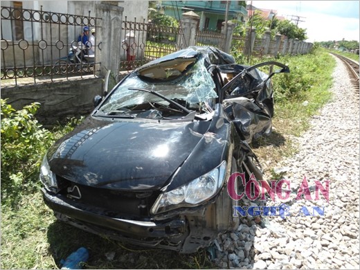 Tàu hỏa kéo lê ô tô, 4 người thương vong