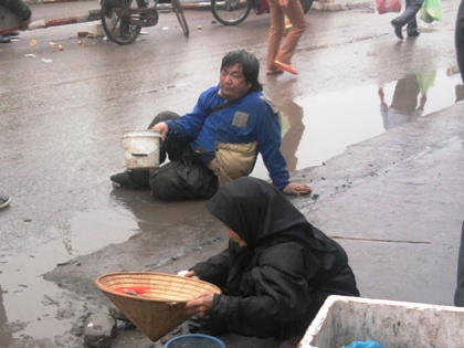 Ăn mày và sư giả lộng hành, lừa bịp lòng nhân của du khách
