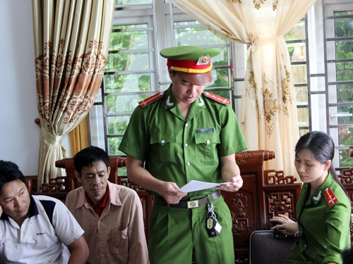 Công an đọc lệnh bắt Chủ tịch UBND xã Xuân Viên (Nghi Xuân, Hà Tĩnh)