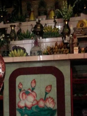 Điện thờ trong nhà bà Nghĩa