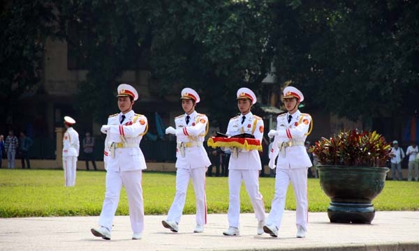 Đúng 12h trưa ngày 11/10 Lễ treo cờ rủ bắt đầu