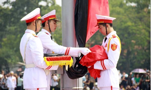 Dải băng đen được buộc vào lá cờ tổ quốc.