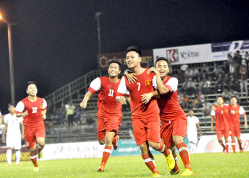 U21 VN - U21 Singapore: Thủy chiến quyết liệt - 1