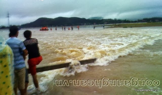 Nỗi đau người bố không cứu được con trong lũ dữ