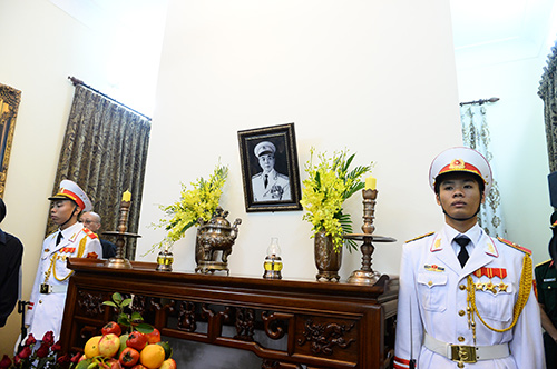 Bàn thờ Đại tướng được bố trí trang trọng có đội danh dự đứng hai bên.