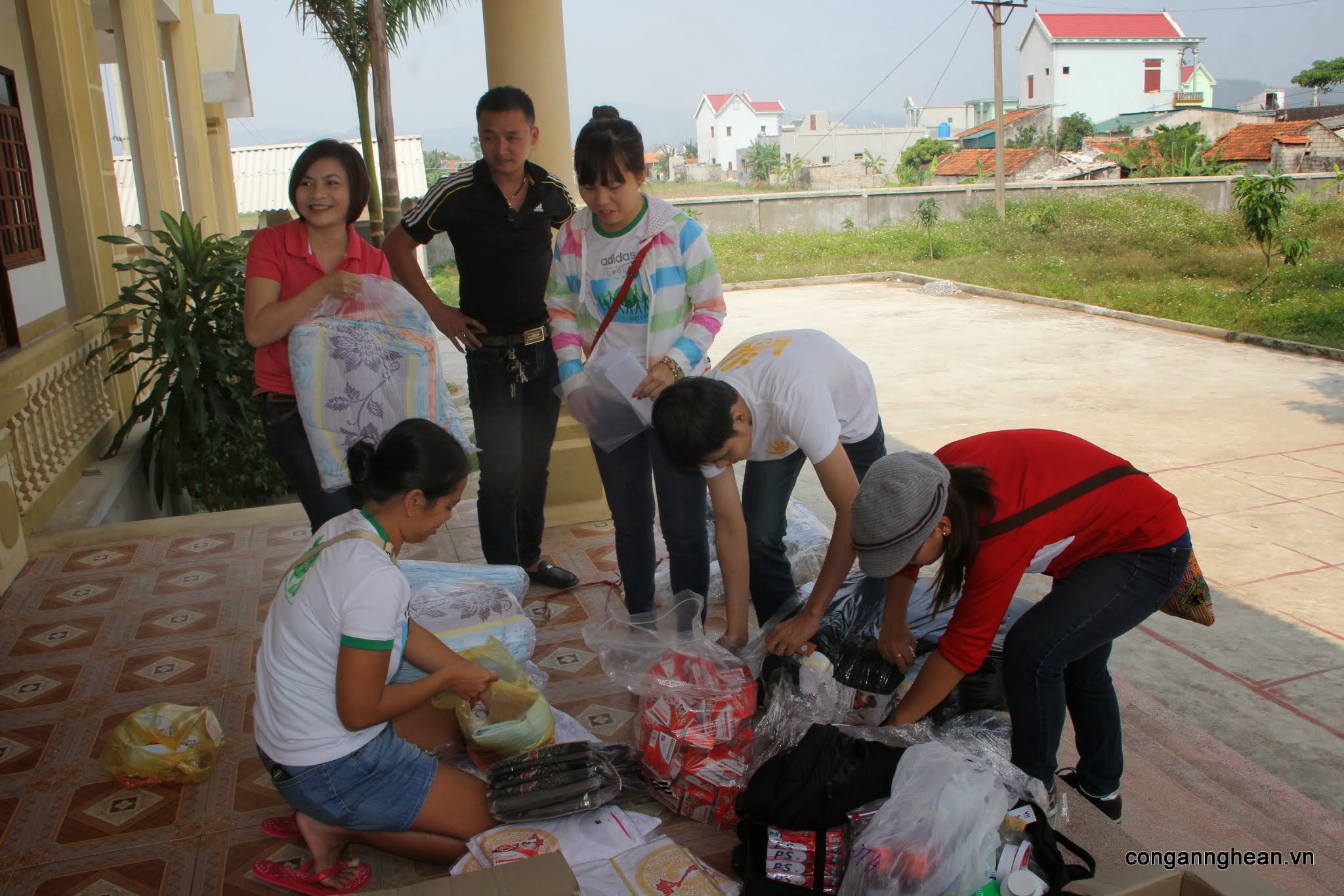 Khởi hành từ thành phố Hồ Chí Minh lúc 4h sáng, 8h30, nhóm bạn trẻ đáp máy bay xuống Thành phố Vinh và có mặt tại xã Quỳnh Trang, TX Hoàng Mai, Nghệ An lúc 12h trưa.