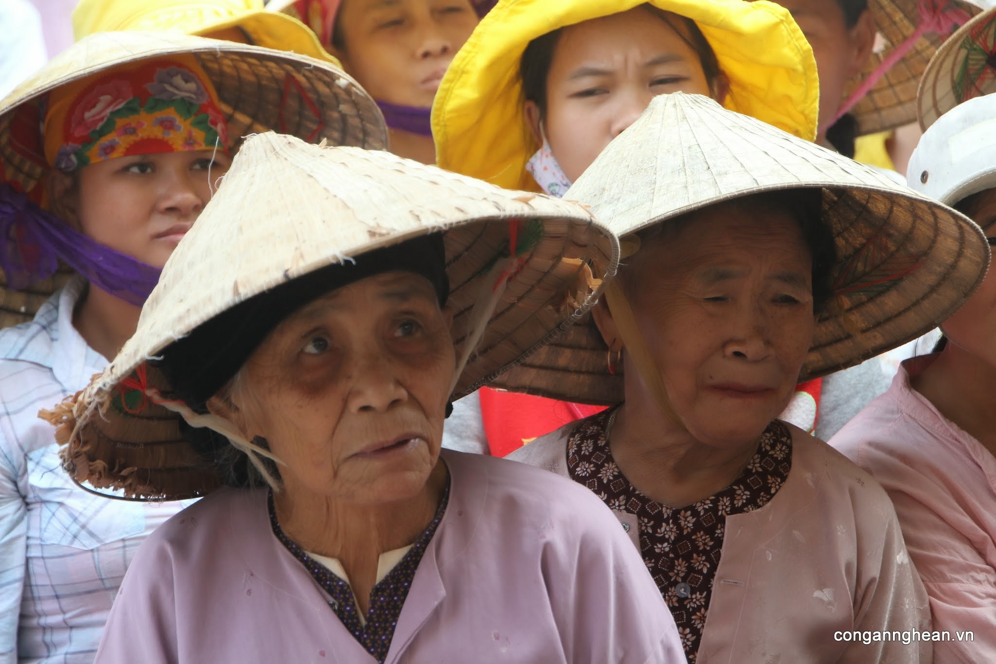 Nhiều người dân rất xúc động khi nhận được sự quan tâm của cộng đồng trong lúc khó khăn 