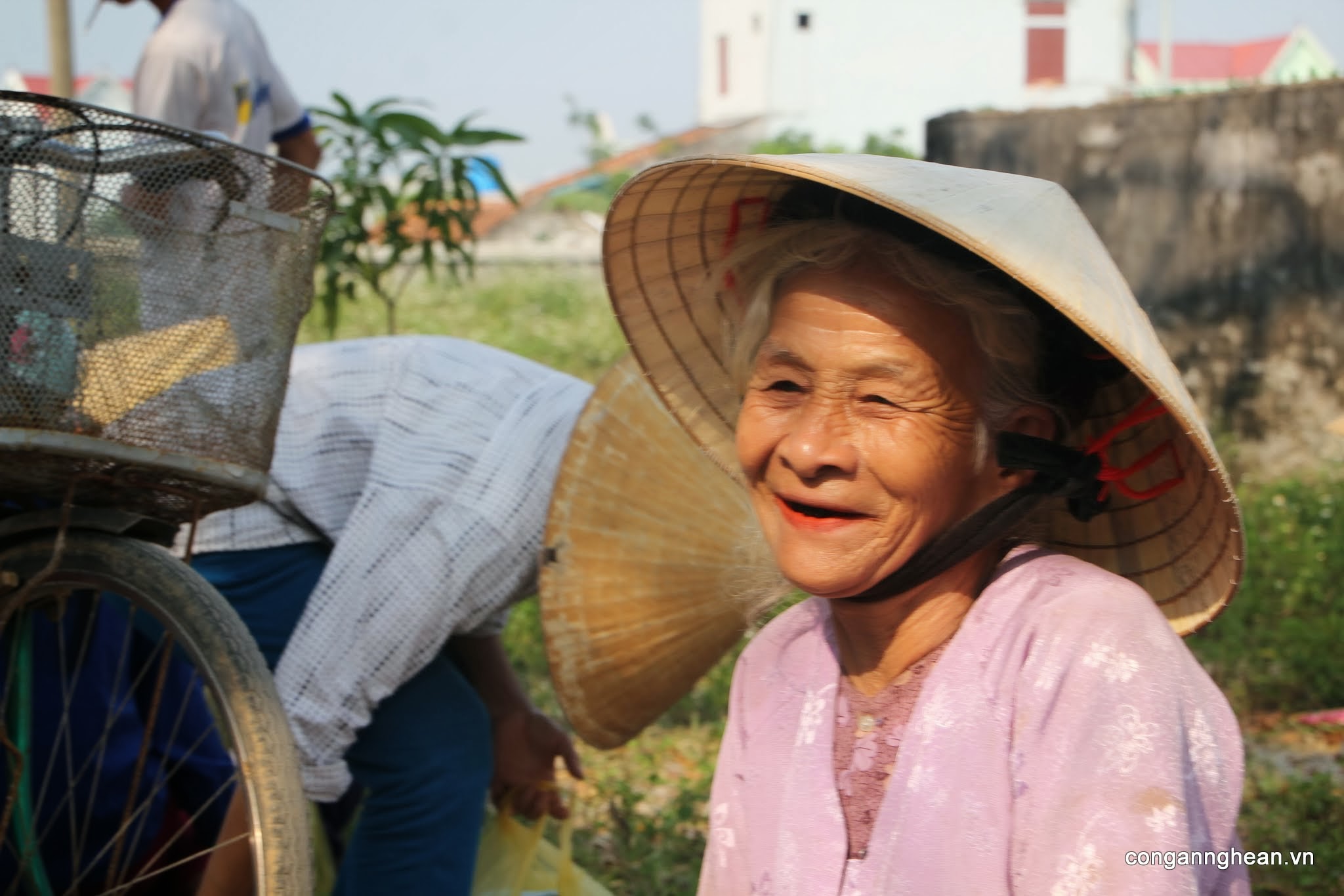 Bà cụ đã gần 80 tuổi vui mừng khi được nhận quà. Đây là lần thứ 4 bà được trực tiếp nhận quà từ đồng bào đến từ nhiều nơi trong cả nước. 