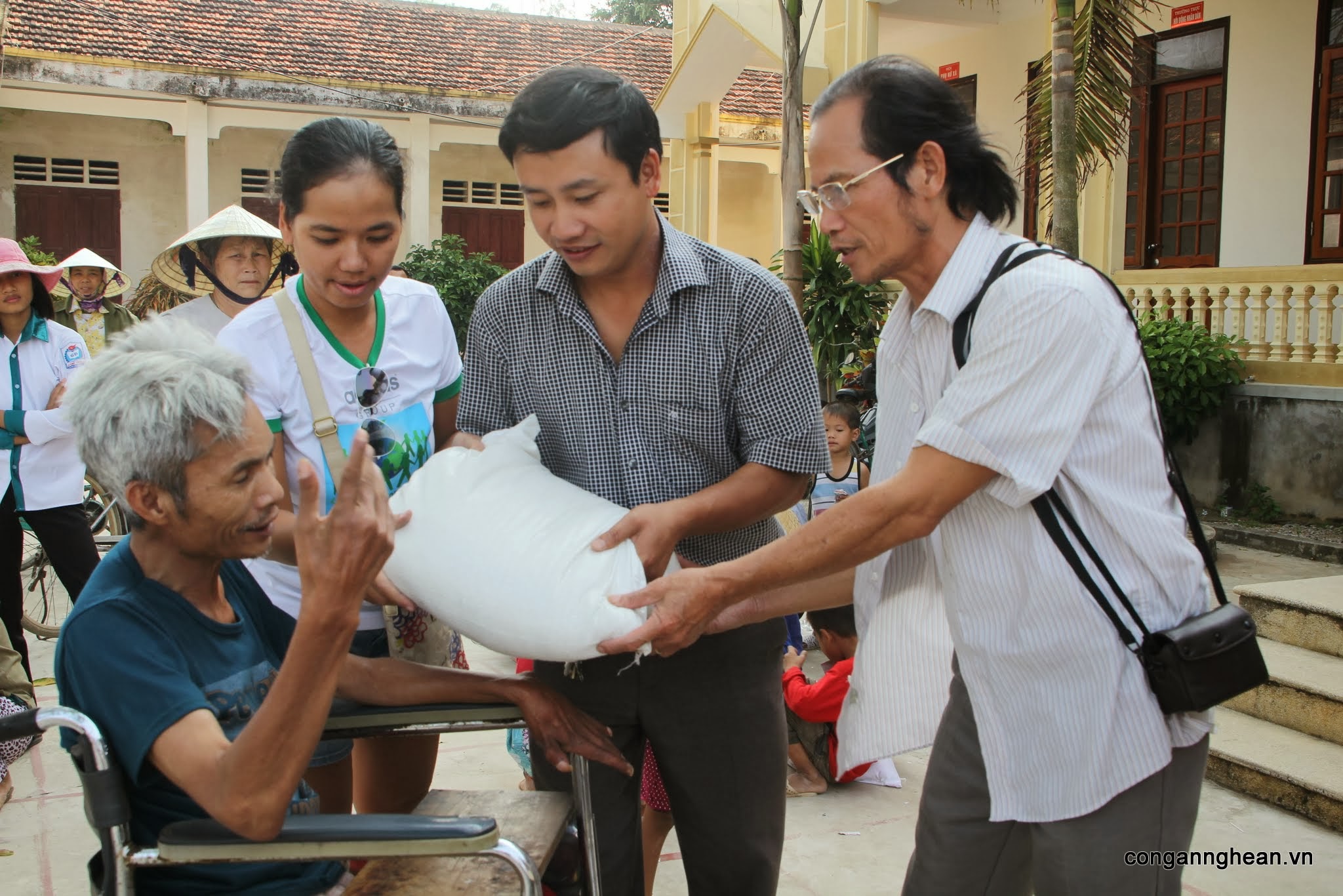 Người tàn tật và người già được ưu tiên nhiều gạo hơn 