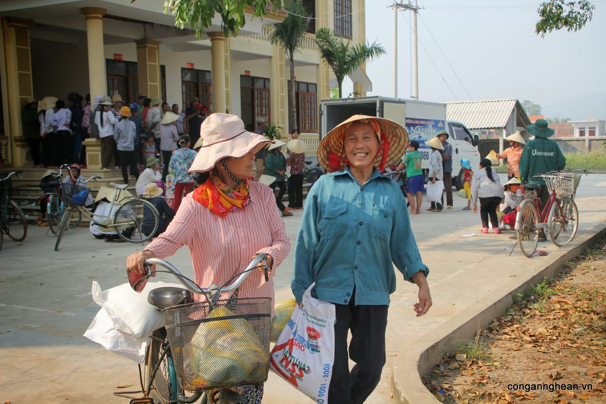 Ai cũng ra về với nụ cười và phần quà