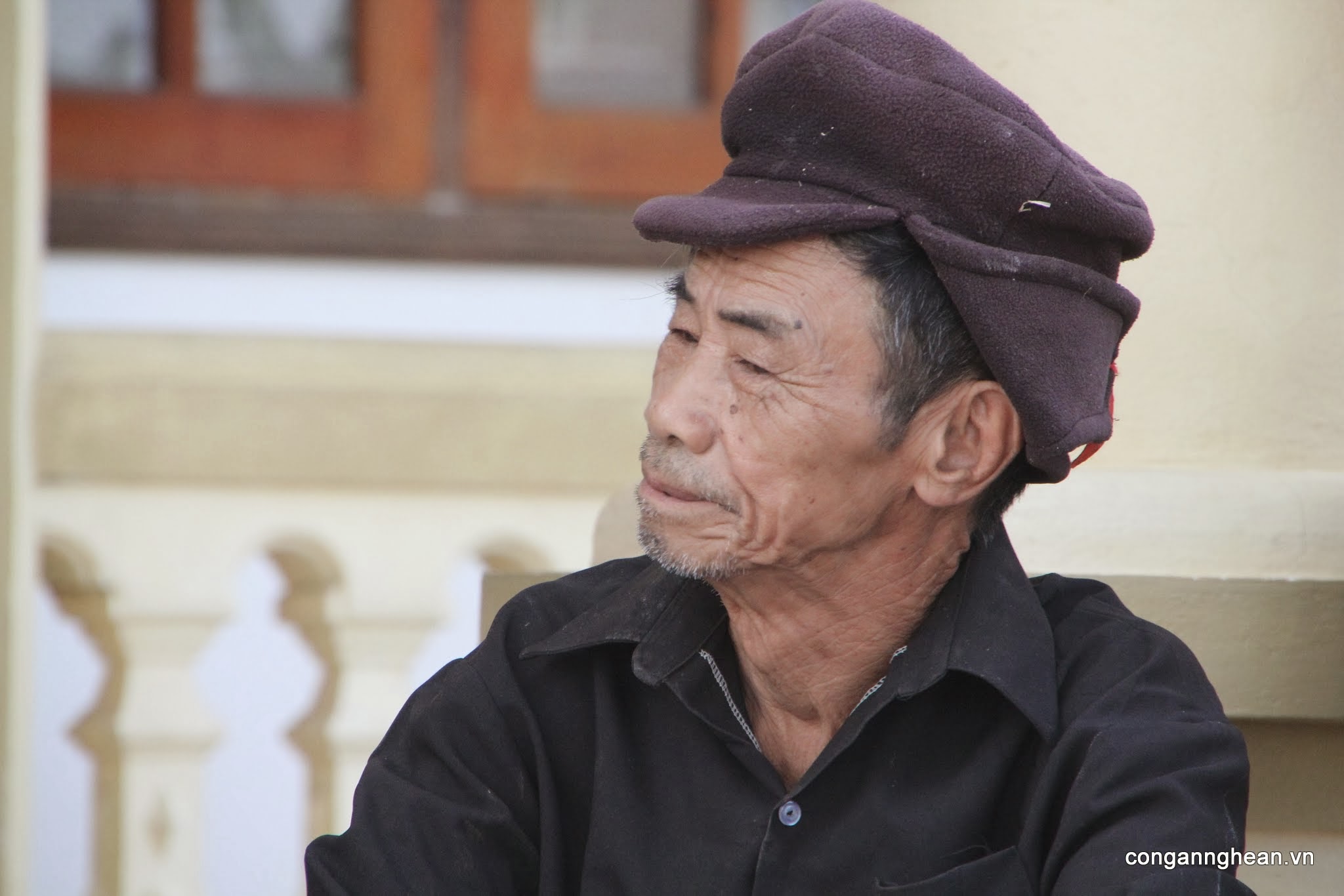 Cụ ông đã gần 90 tuổi ngồi ngắm người dân lên nhận quà... và chờ đến lượt mình 