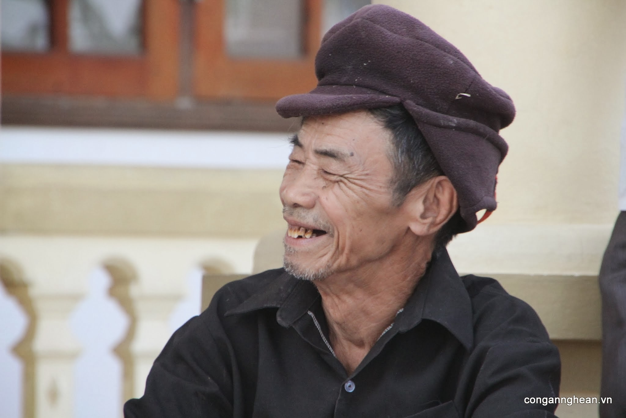 Ông cười, bởi trong lúc khốn khó mới thấy hết những tình cảm đồng bào, của những người cách xã nhà hàng ngàn cây số 