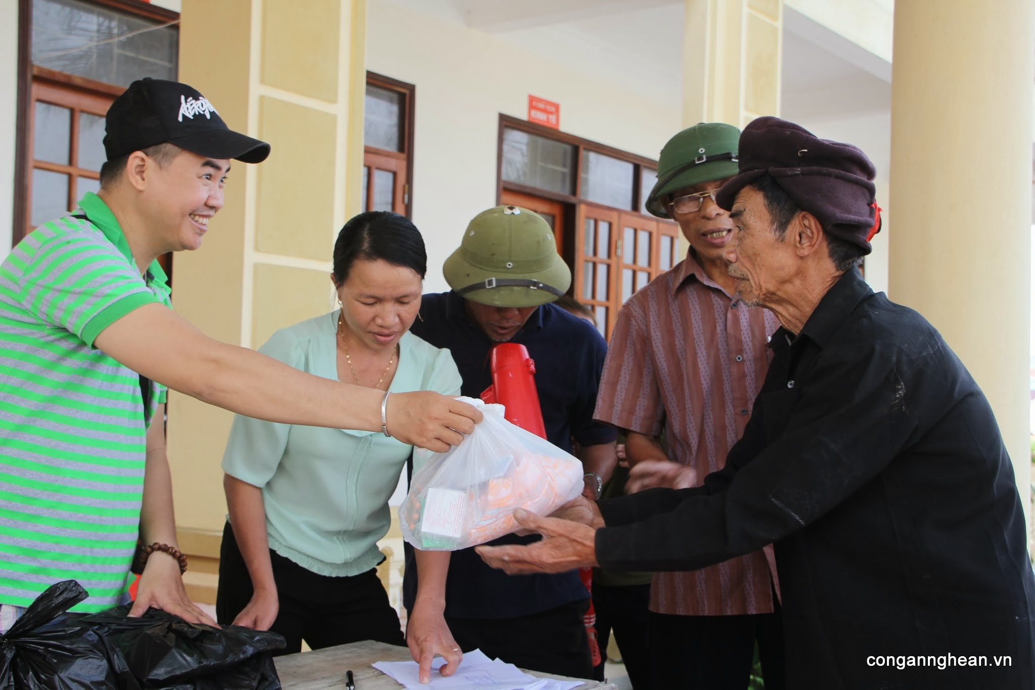  tất nhiên, ông được nhận quà 