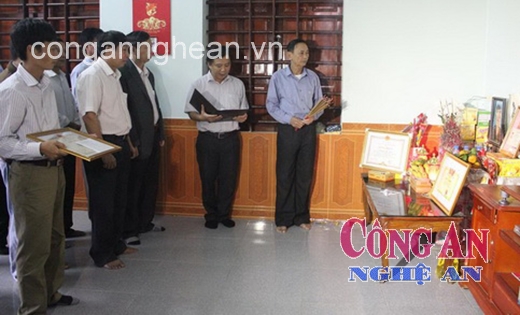Truy tặng Bằng khen học sinh quên mình cứu người