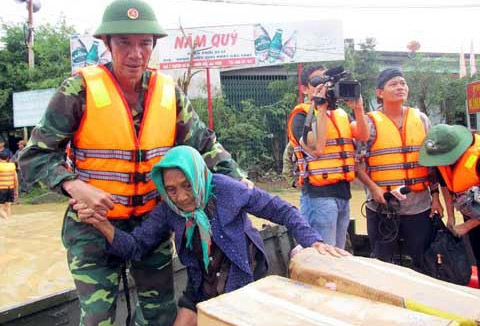 Hình ảnh lũ dữ hoành hành Nam Trung bộ
