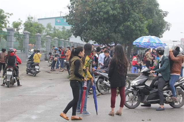 Học sinh, sinh viên tập trung tại các cổng trường