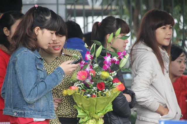 Các nữ sinh đợi bạn để cùng đi chúc mừng thầy cô