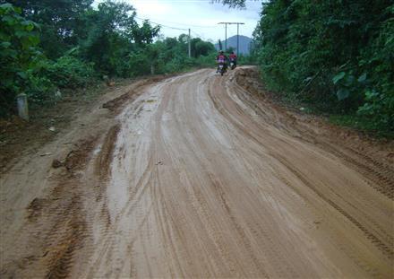 Xe chở nguyên liệu băm nát một con đường