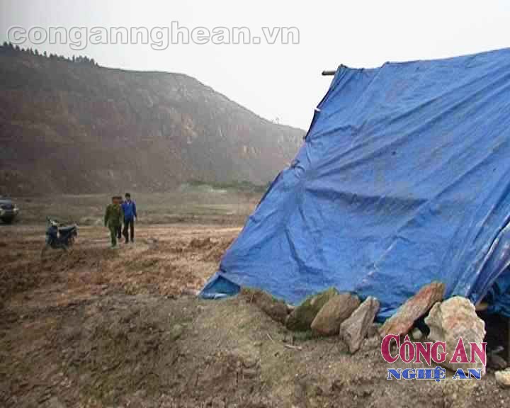 Mỗi chuyến công tác thường kéo dài cả tháng trời, phải đến những nơi xa xôi, gian khổ