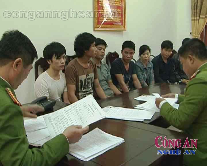 Lực lượng công an lấy lời khai, làm hồ sơ khi bắt được các đối tượng truy nã