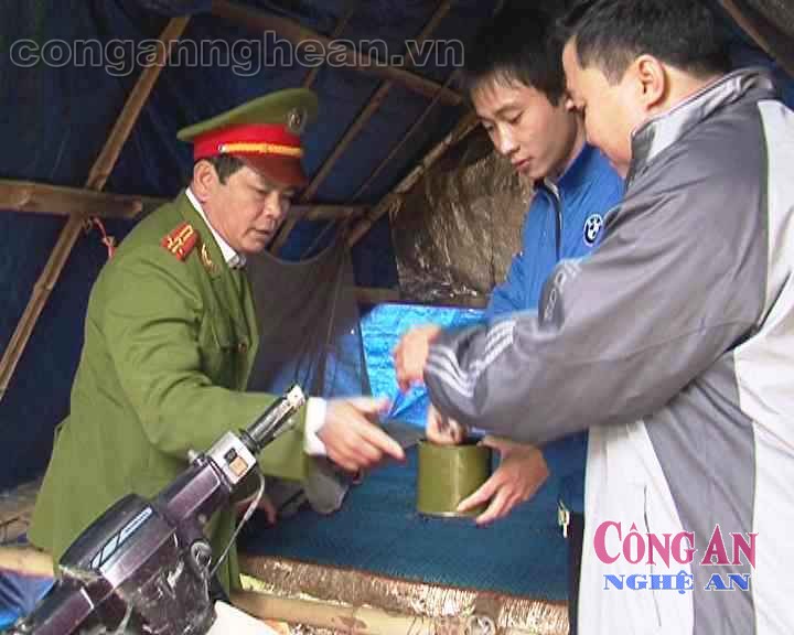Kiểm tra lán trại dựng giữa rừng của một đối tượng truy nã