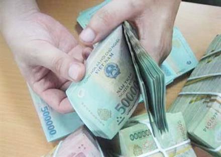 Kêu khó khăn, lãnh đạo tập đoàn vẫn thu tiền tỷ