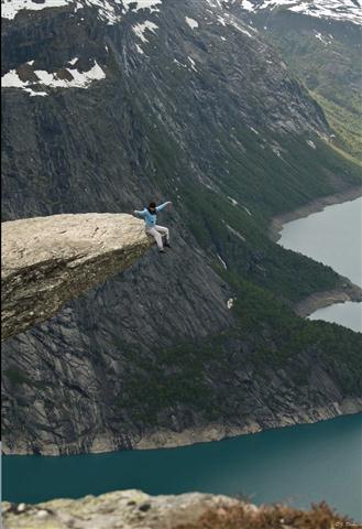 Ngồi trên một mỏm đá ở Trolltunga, Na Uy.