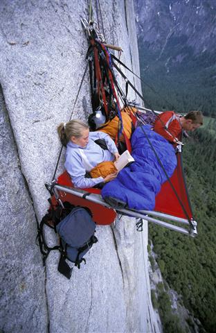 Nghỉ chân trên vách núi Yosemite cheo leo.