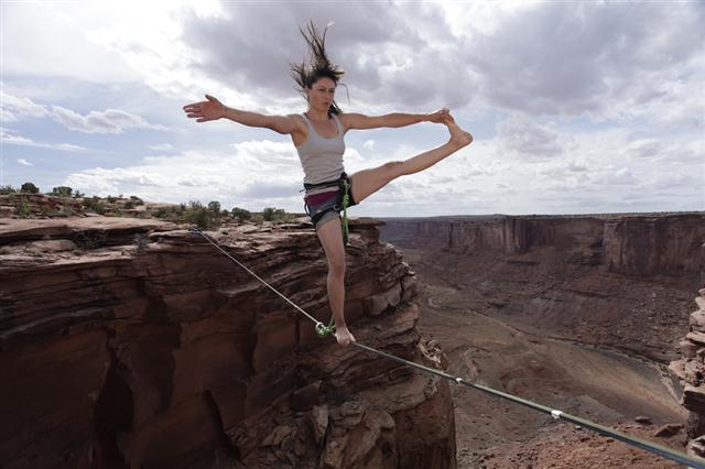 Đi dây mạo hiểm qua 2 đỉnh núi.