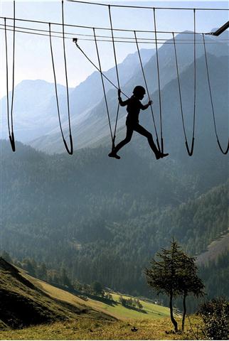 Đu dây trên đỉnh núi Alps.