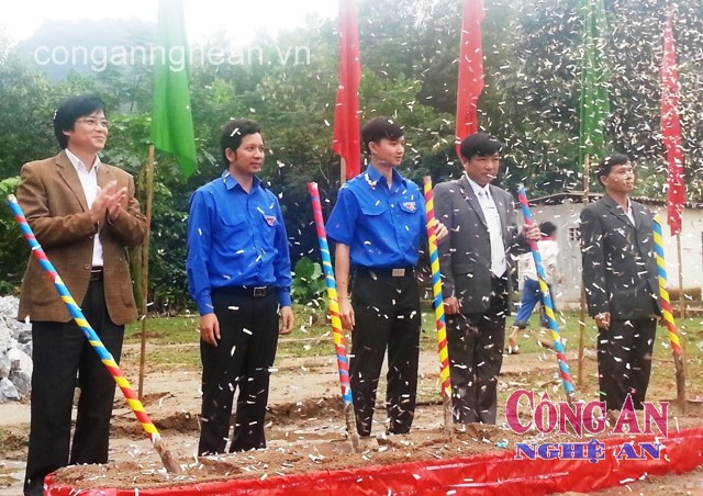 Khởi công xây dựng nhà bán trú dân nuôi