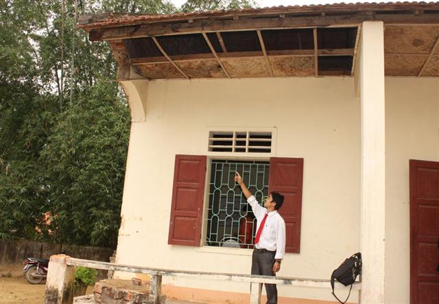 Trường sập, đường đi bị xói lở, đe dọa cuộc sống người dân