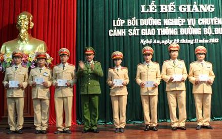 Bế giảng lớp bồi dưỡng nghiệp vụ CSGT