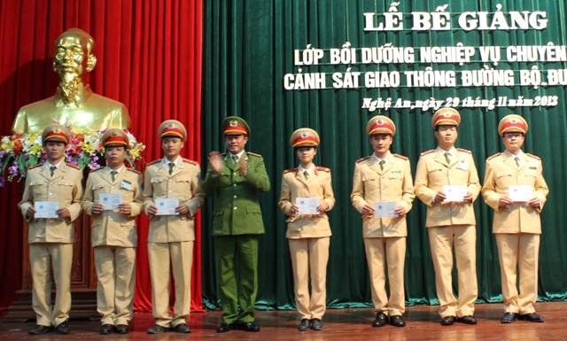 Trao chứng chỉ bồi dưỡng nghiệp vụ cho các học viên