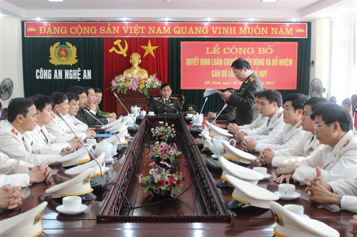 Công bố quyết định bổ nhiệm, luân chuyển, điều động lãnh đạo chỉ huy.