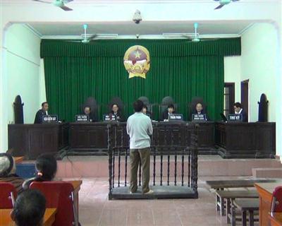 Bị cáo cắn lưỡi tại tòa vì xấu hổ