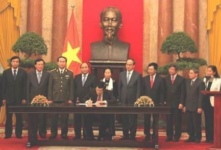 Chủ tịch nước ký Lệnh công bố Hiến pháp