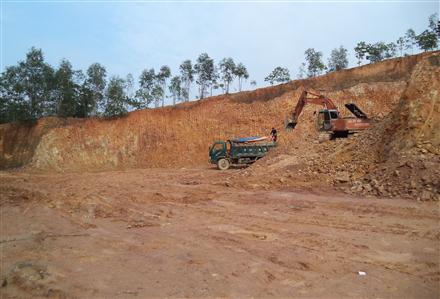 Ồ ạt khai thác đất trái phép