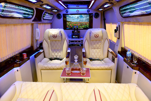 Ford Transit 2014 với nội thất Limousine đầy mê hoặc.